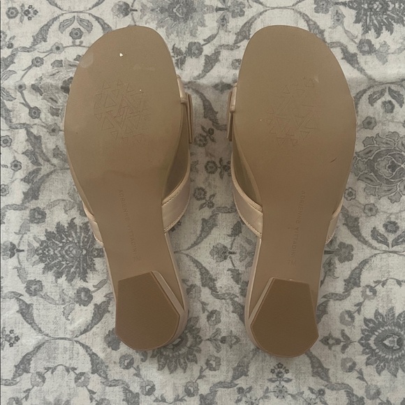 NWOT Adrienne Vittadini Beige Bow Mule Pallet Sandals Size 7 - Picture 3 of 4